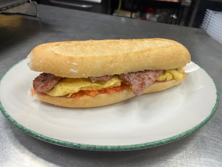 Bocadillo artesano recién preparado en el centro de Valencia